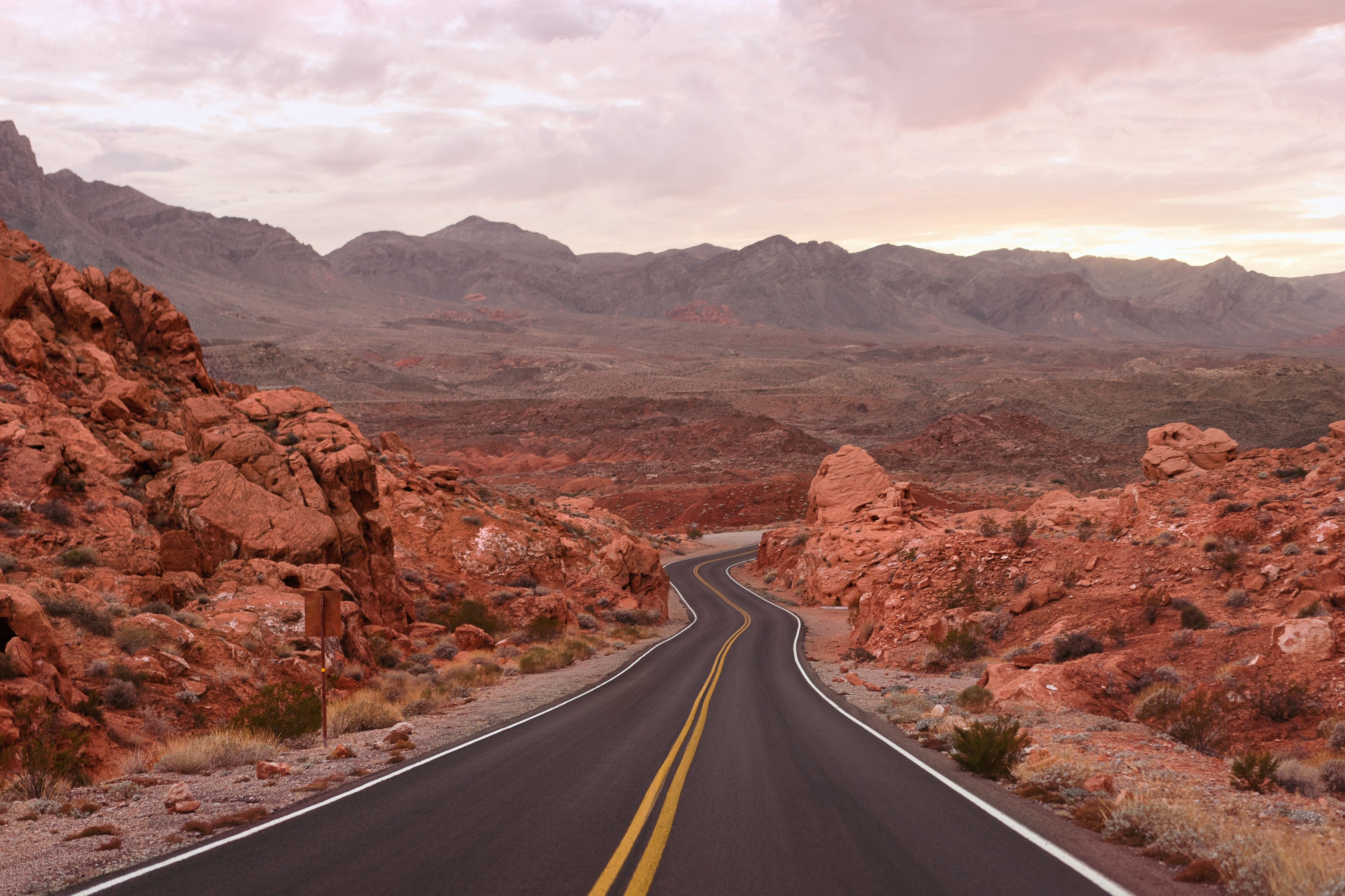 Desert road. Гранд каньон США И дорога. Штат Невада Гранд каньон дорога. Каньон Лос Анджелес дорога. Техас Мексика пустыня дорога.